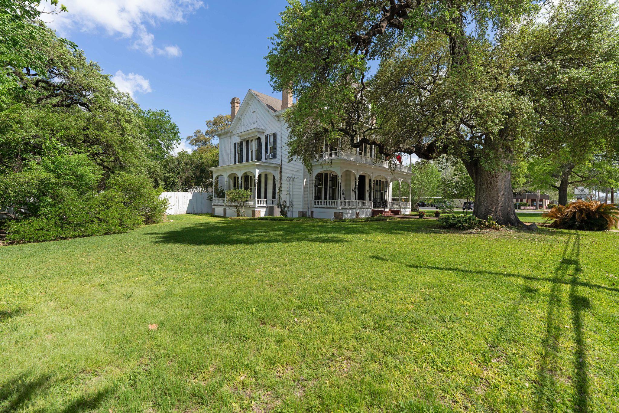 351 E Colorado St, La Grange, TX 78945