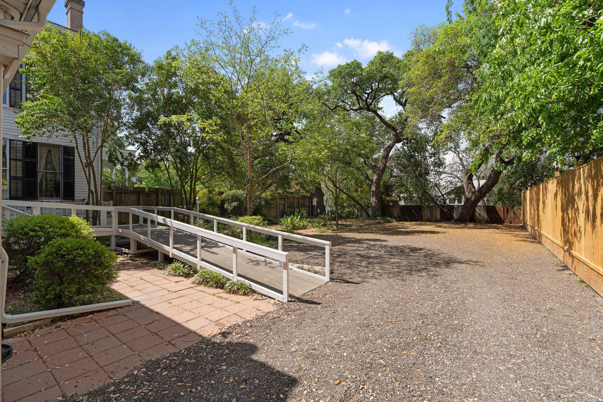 351 E Colorado St, La Grange, TX 78945