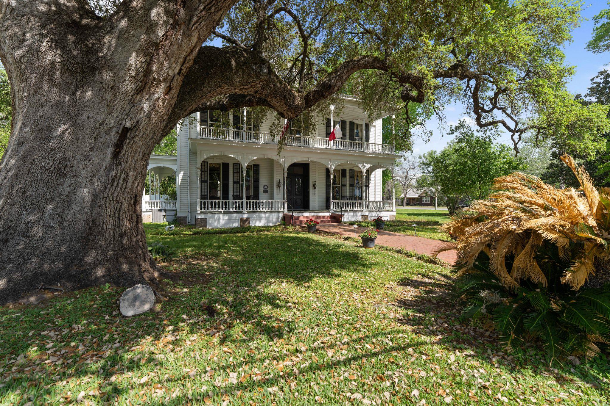 351 E Colorado St, La Grange, TX 78945