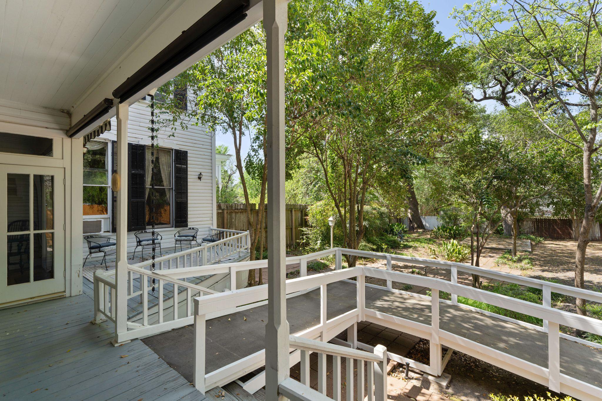 351 E Colorado St, La Grange, TX 78945