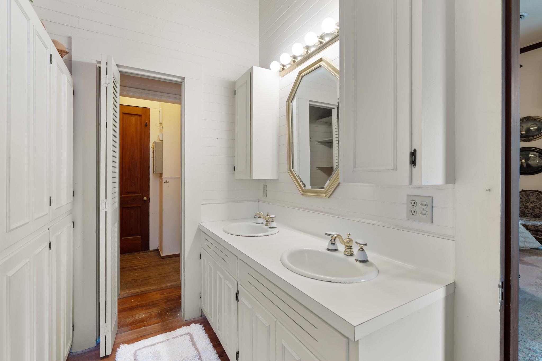 351 E Colorado St, La Grange, TX 78945