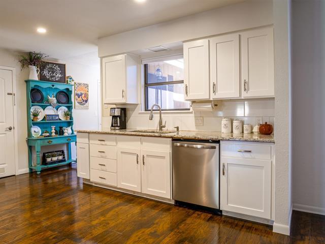 252 Meadowlakes Dr, Meadowlakes, TX 78654