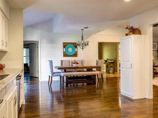 252 Meadowlakes Dr, Meadowlakes, TX 78654