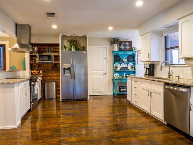 252 Meadowlakes Dr, Meadowlakes, TX 78654