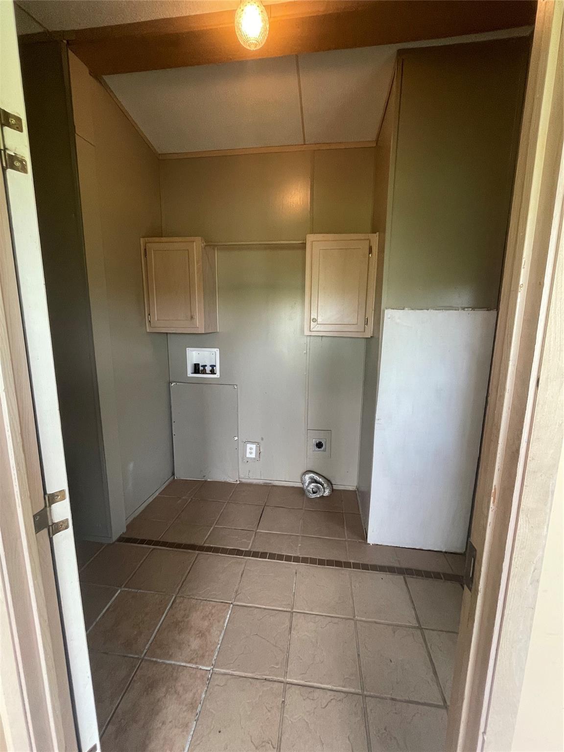 120 Roots Rd, Martindale, TX 78655