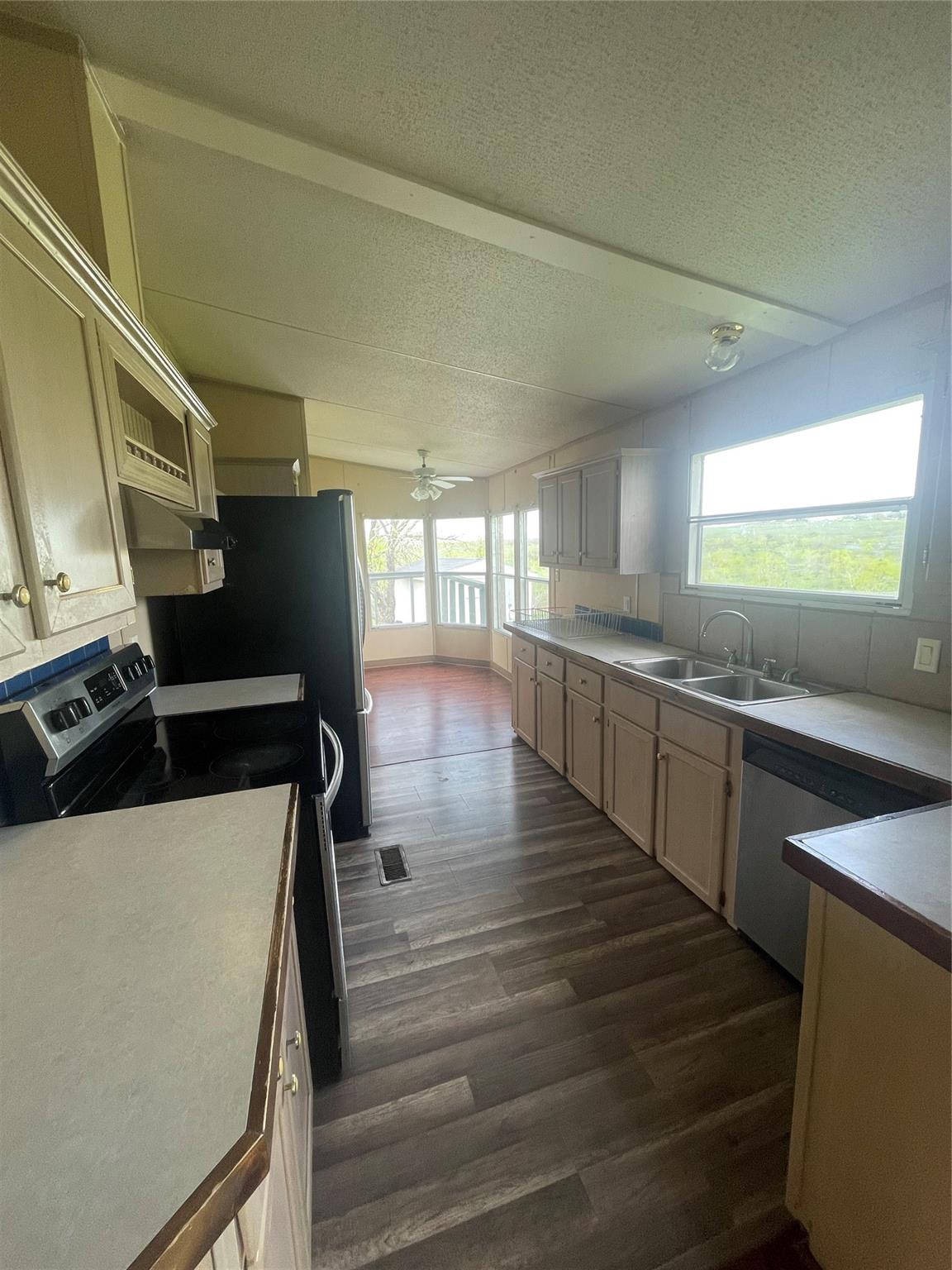 120 Roots Rd, Martindale, TX 78655