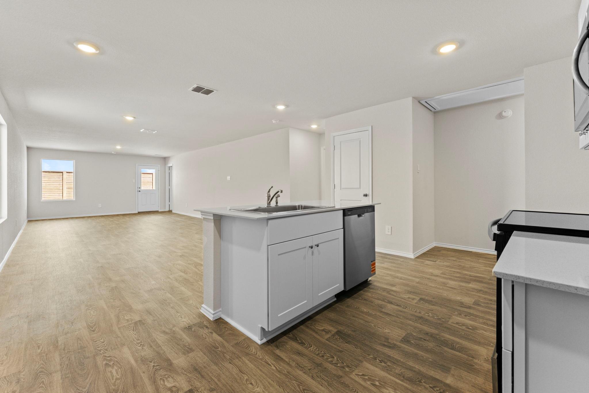 401 Wild Goose Dr, Luling, TX 78648