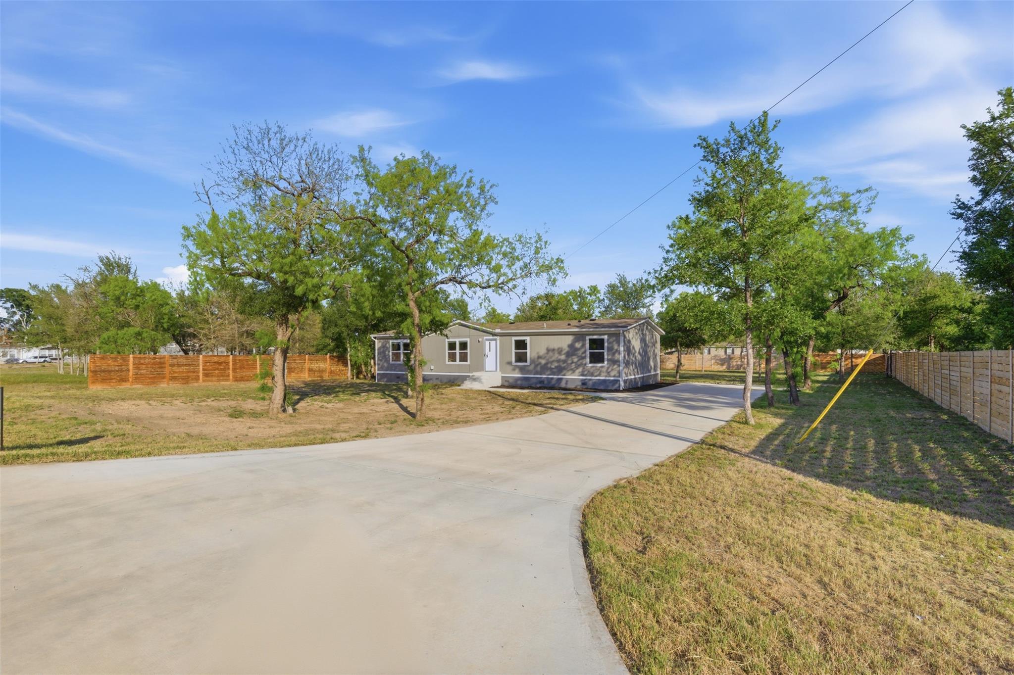 284 Gato Rd, Cedar Creek, TX 78612