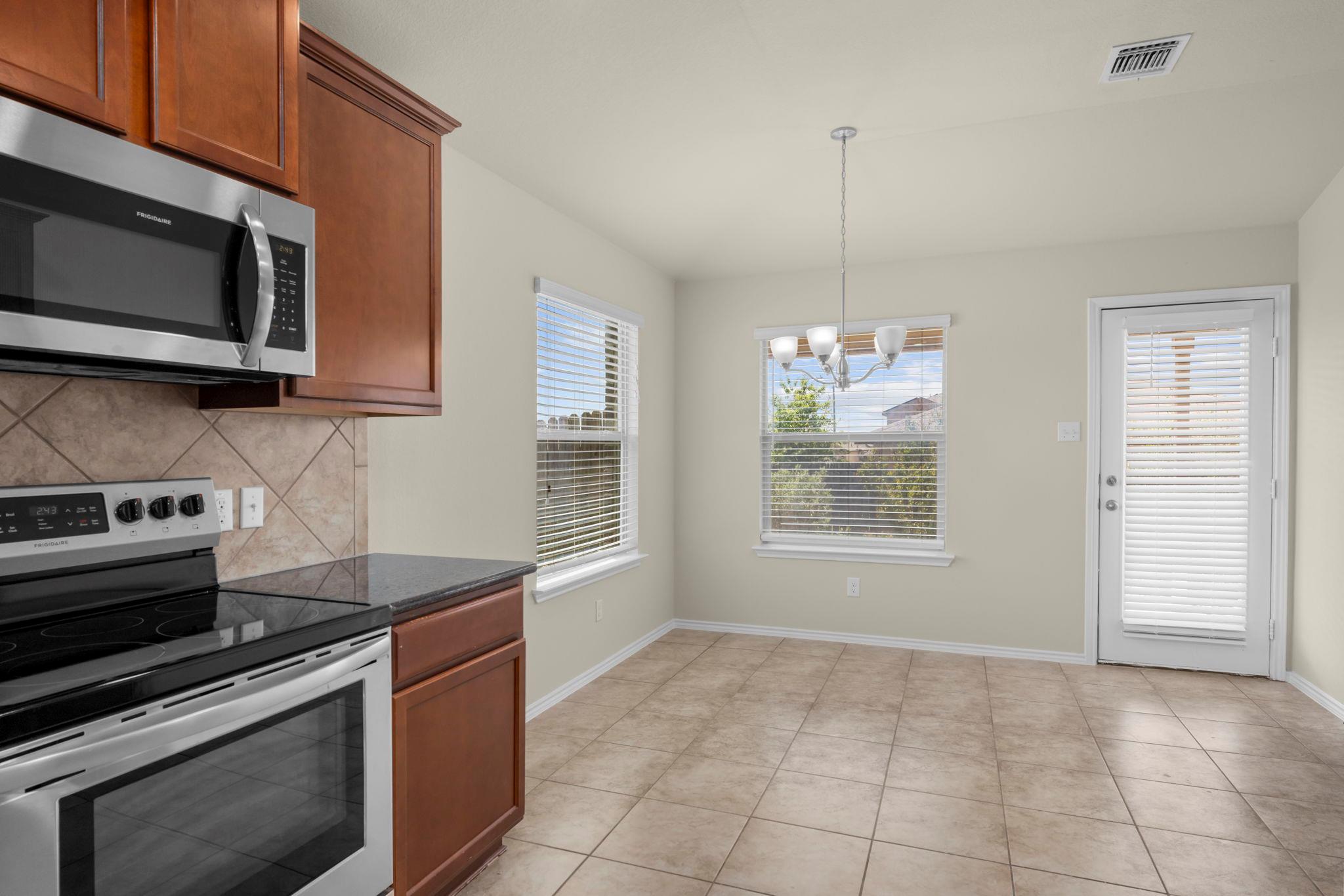 101 Plata Ln, Jarrell, TX 76537