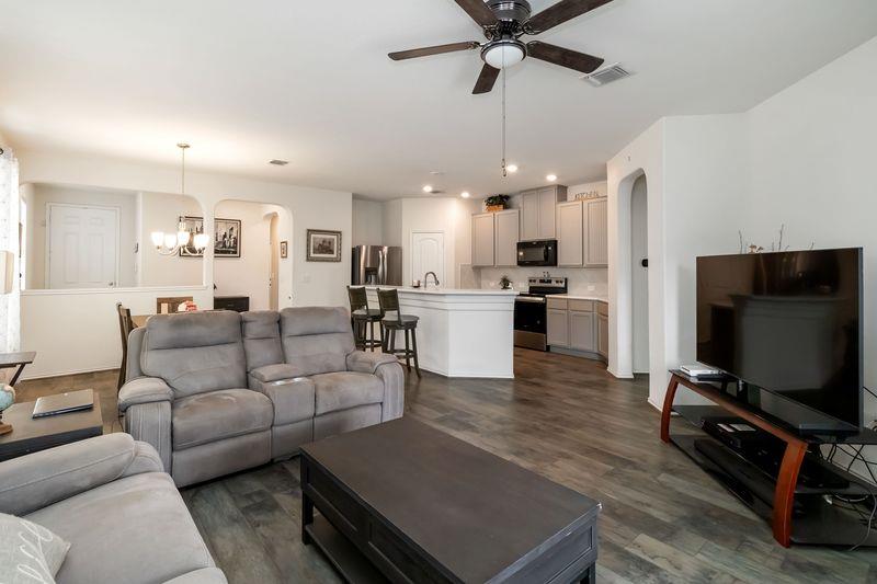 1911 Prickly Pear Dr, Bastrop, TX 78602