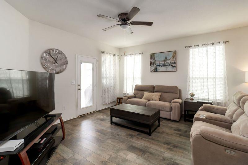 1911 Prickly Pear Dr, Bastrop, TX 78602