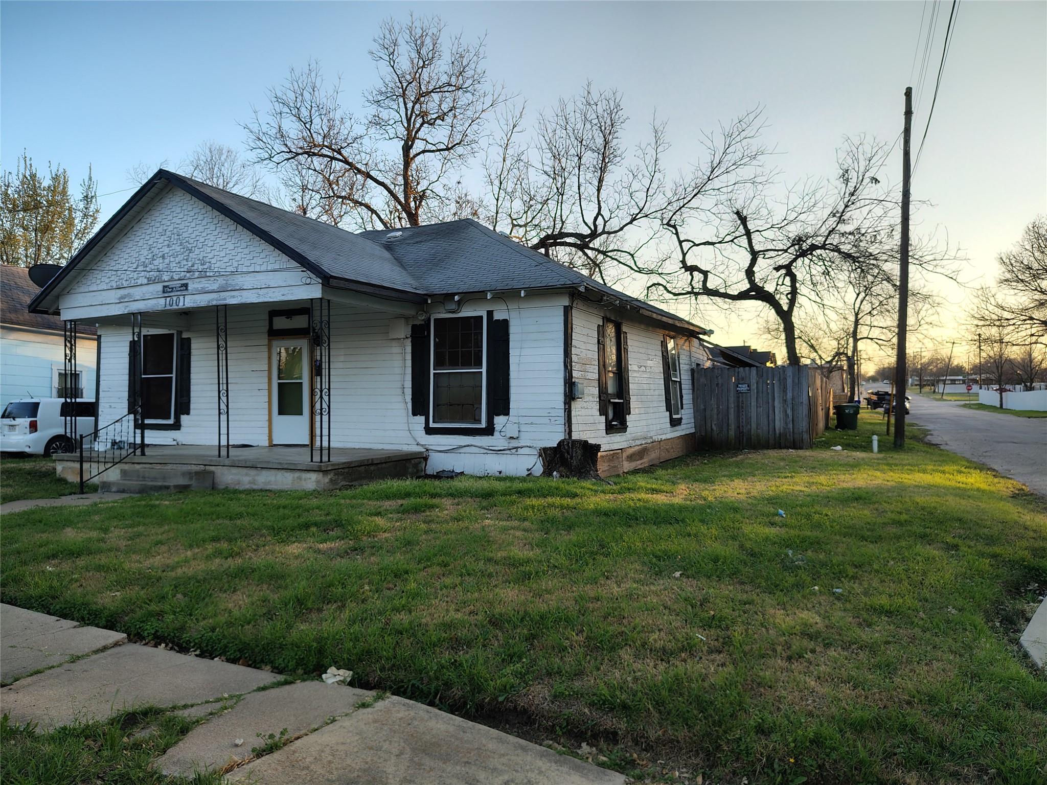 1001 S 16th St, Waco, TX 76706