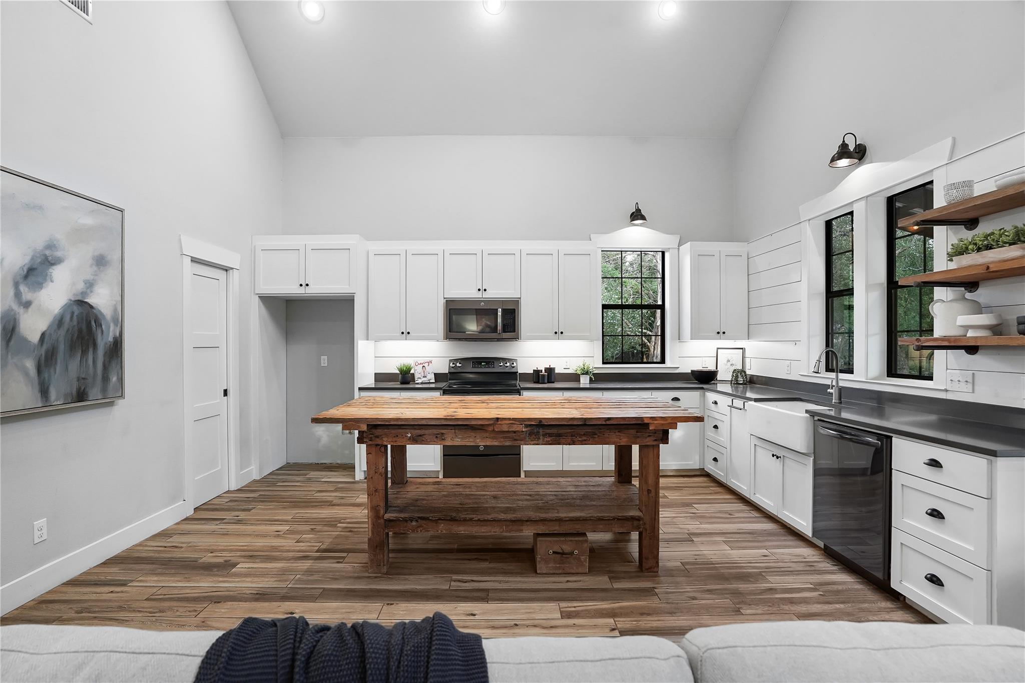 786 Beauchamp Rd, Dripping Springs, TX 78620