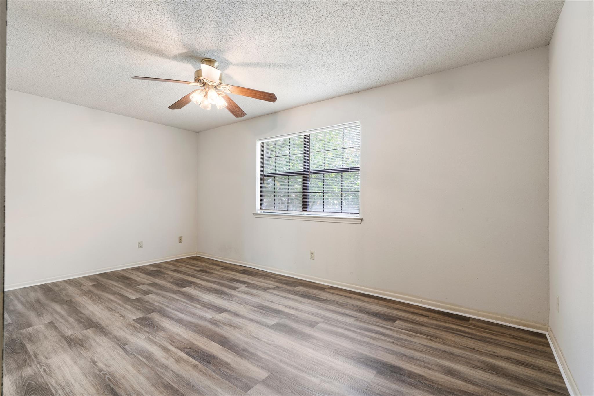 708 Hunter Dr, Rockdale, TX 76567