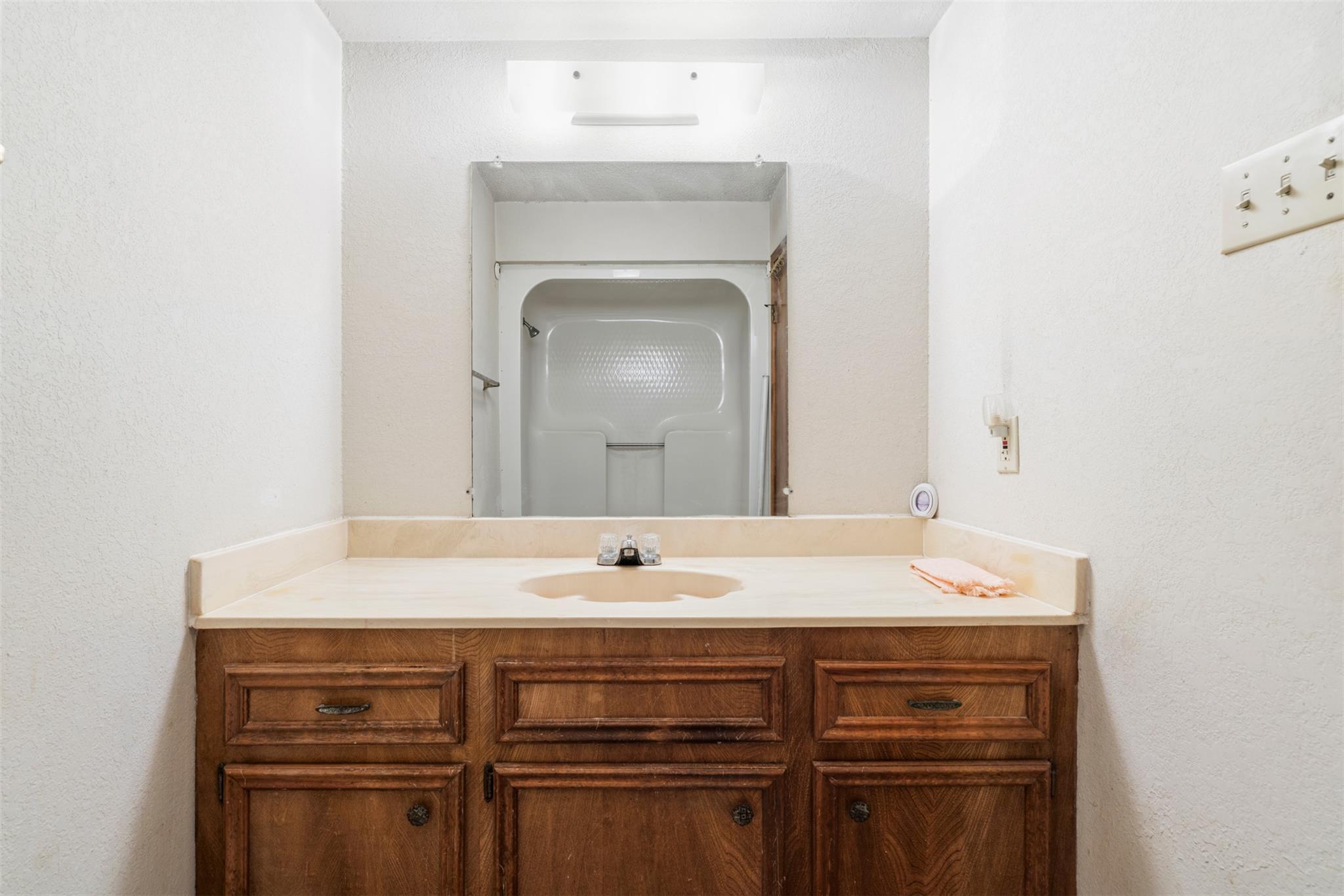 708 Hunter Dr, Rockdale, TX 76567