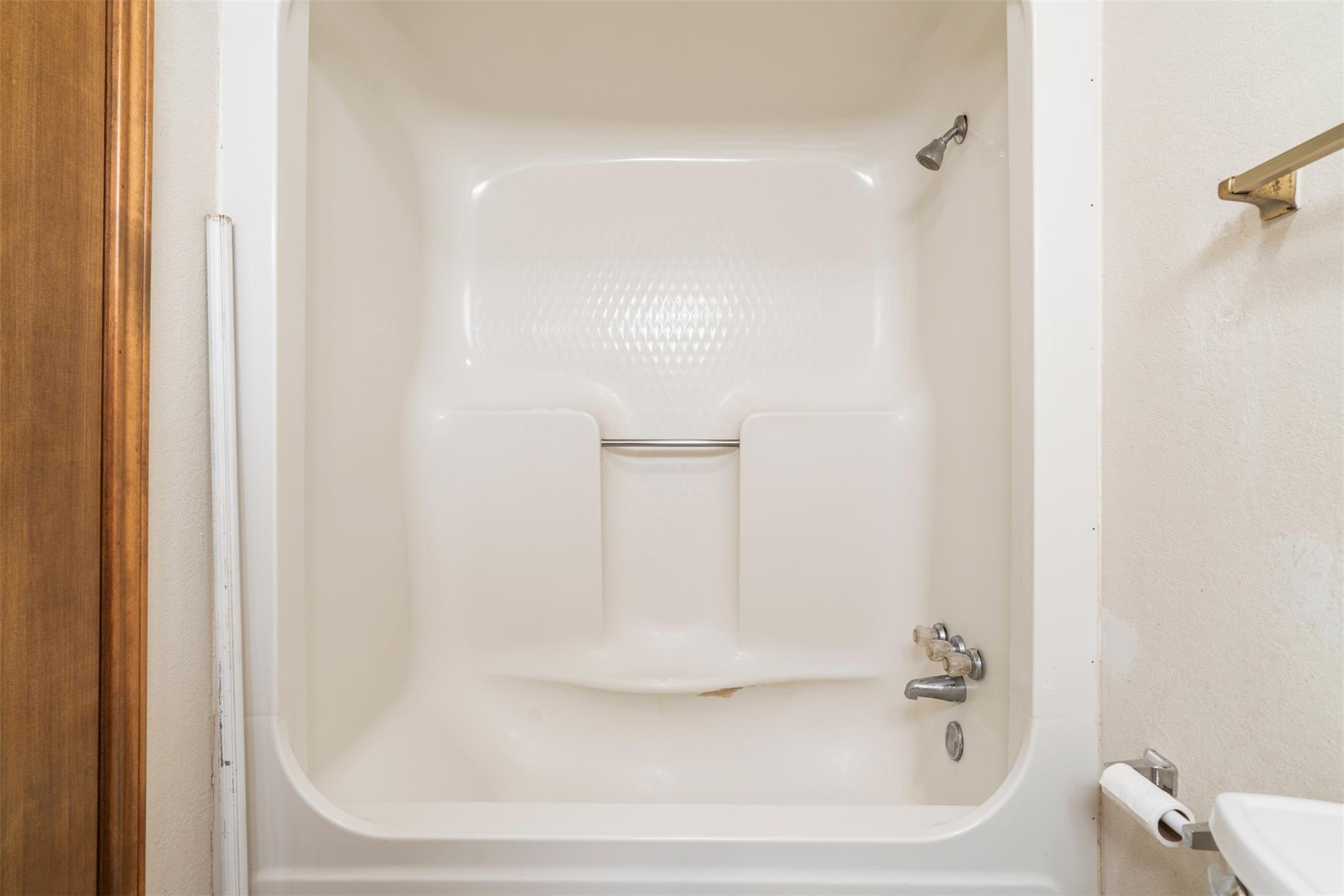 708 Hunter Dr, Rockdale, TX 76567