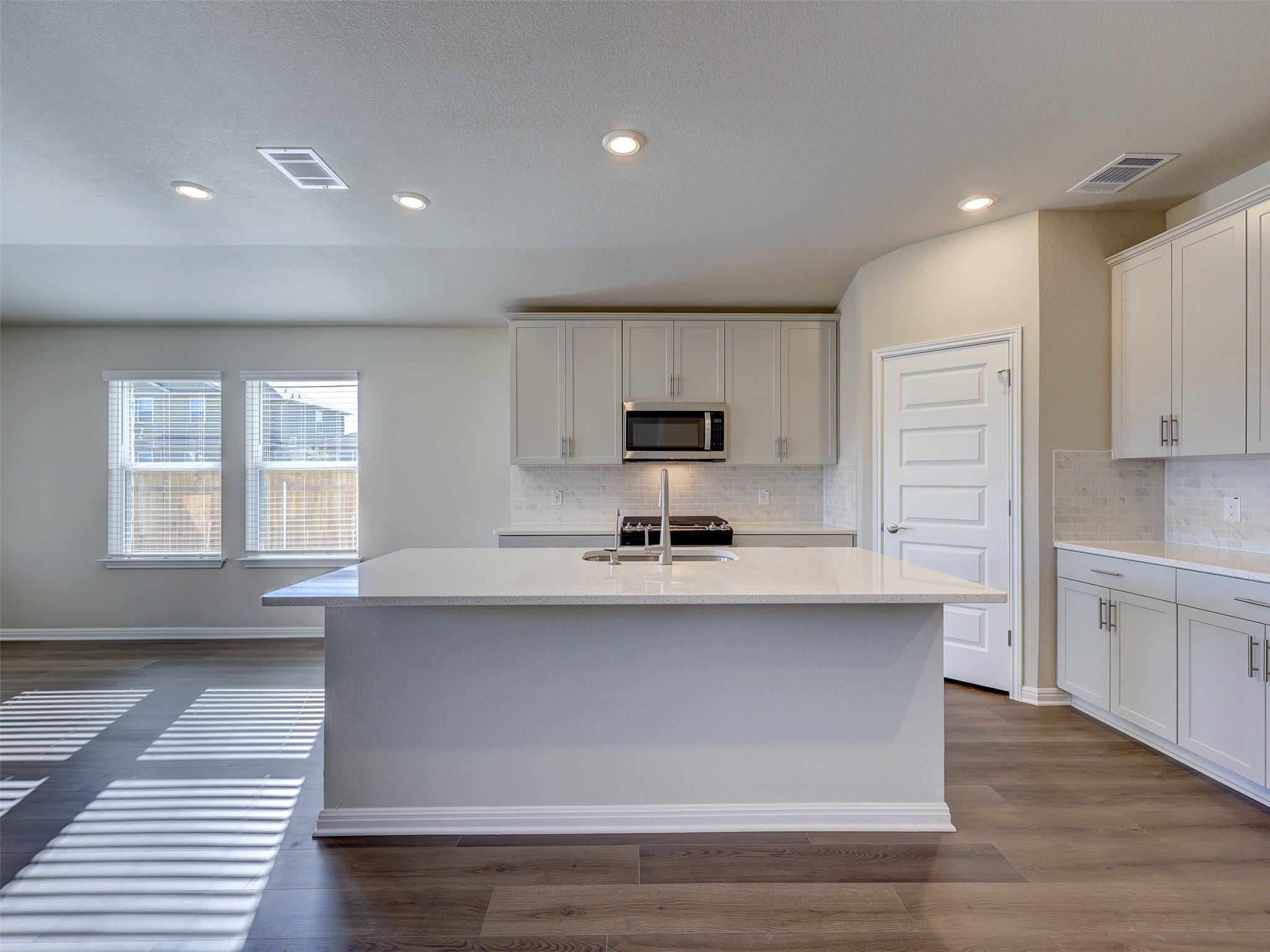 100 Greenspire Ln, Hutto, TX 78634