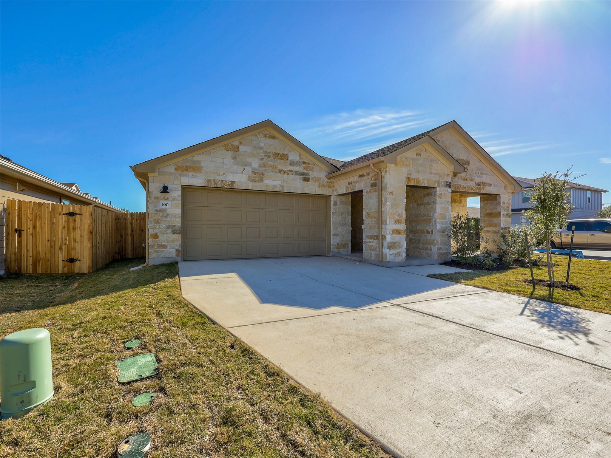 100 Greenspire Ln, Hutto, TX 78634