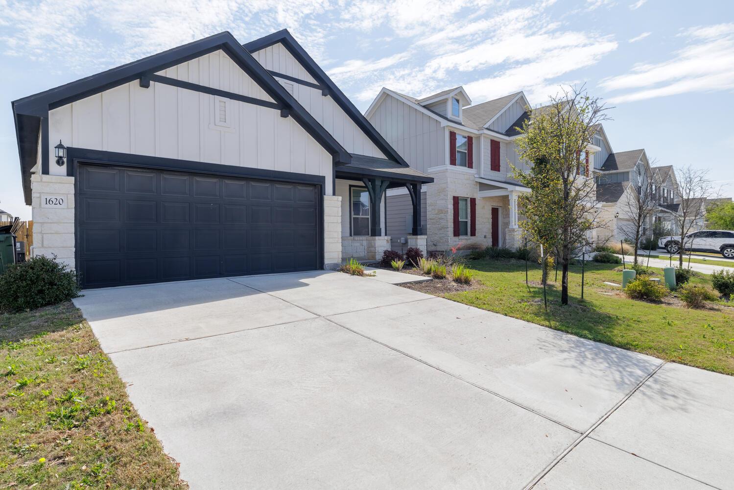 1620 Holly Lake Dr, Leander, TX 78641