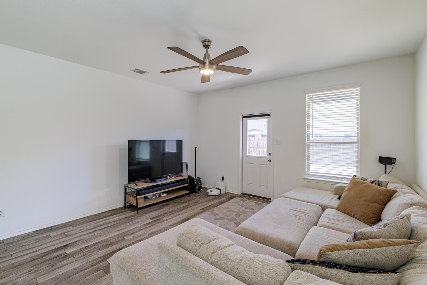 1620 Holly Lake Dr, Leander, TX 78641