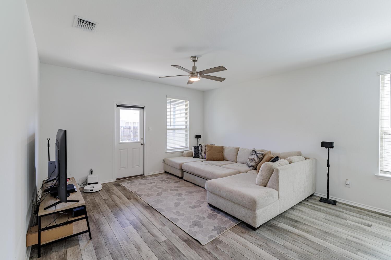 1620 Holly Lake Dr, Leander, TX 78641