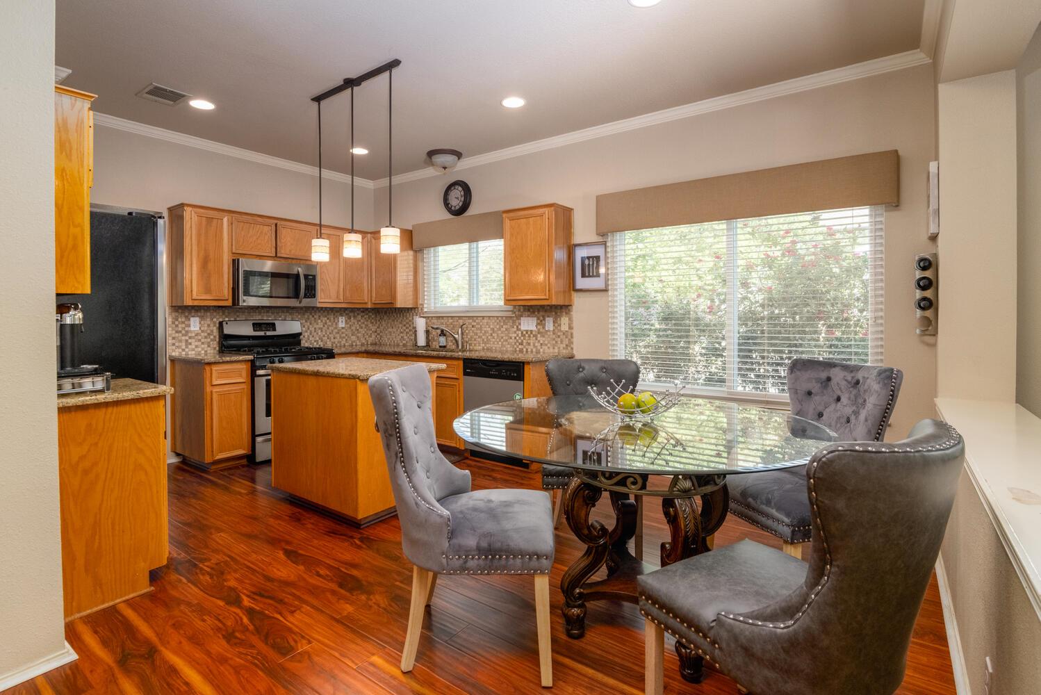 805 Oak Park Dr, Round Rock, TX 78681