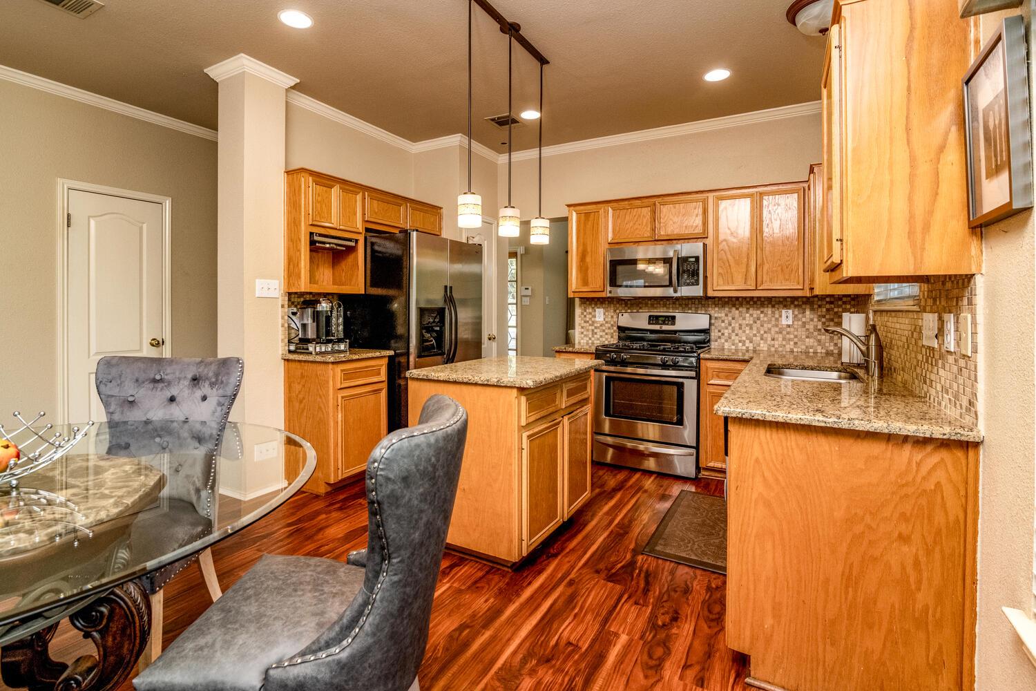 805 Oak Park Dr, Round Rock, TX 78681