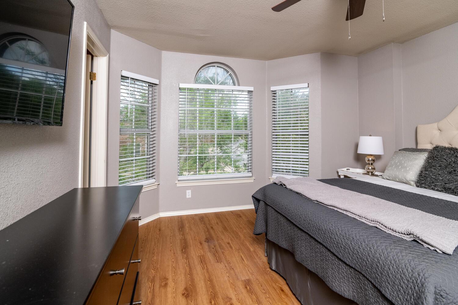 805 Oak Park Dr, Round Rock, TX 78681