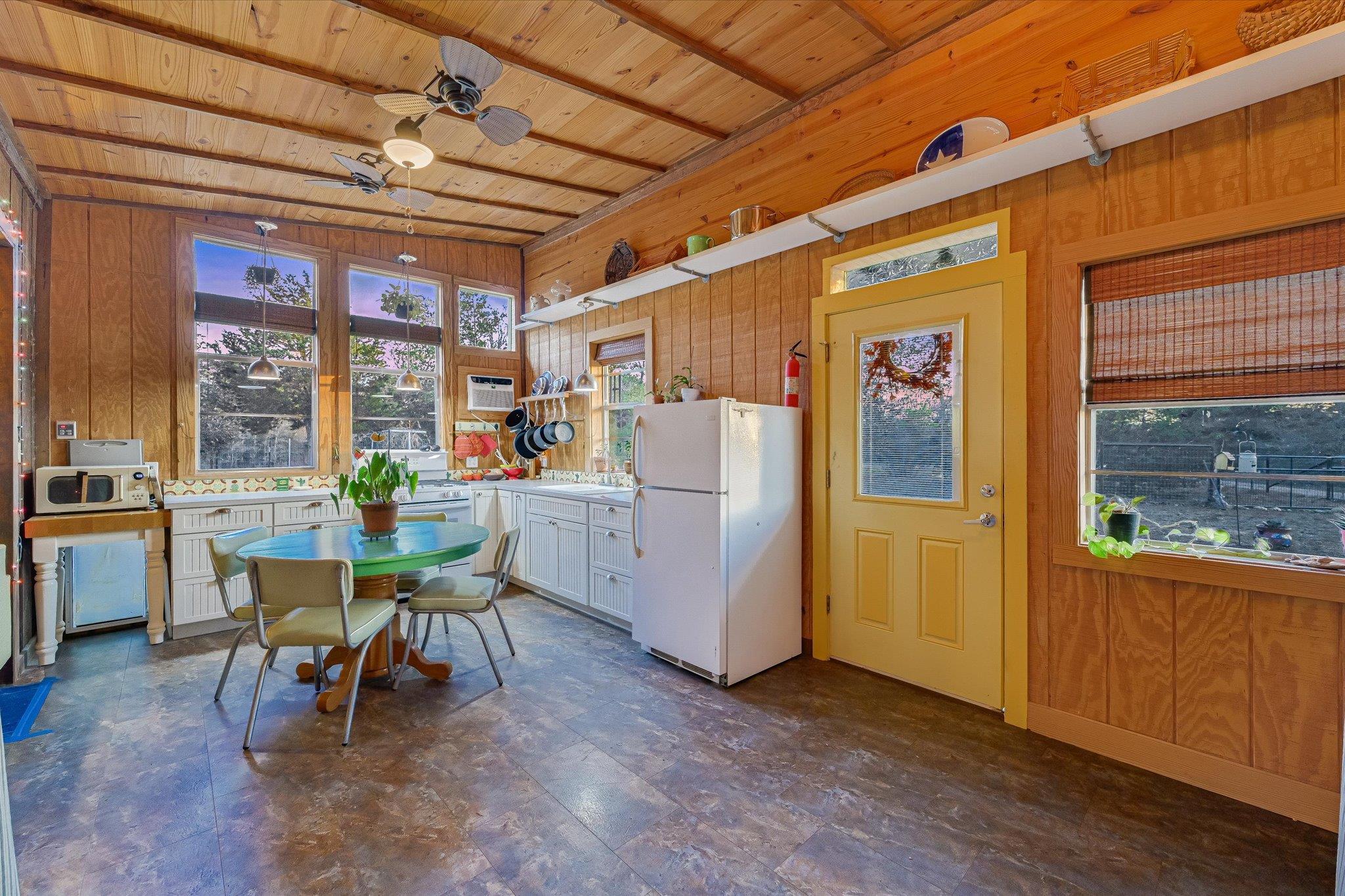 853 Saint Delight Rd, Paige, TX 78659