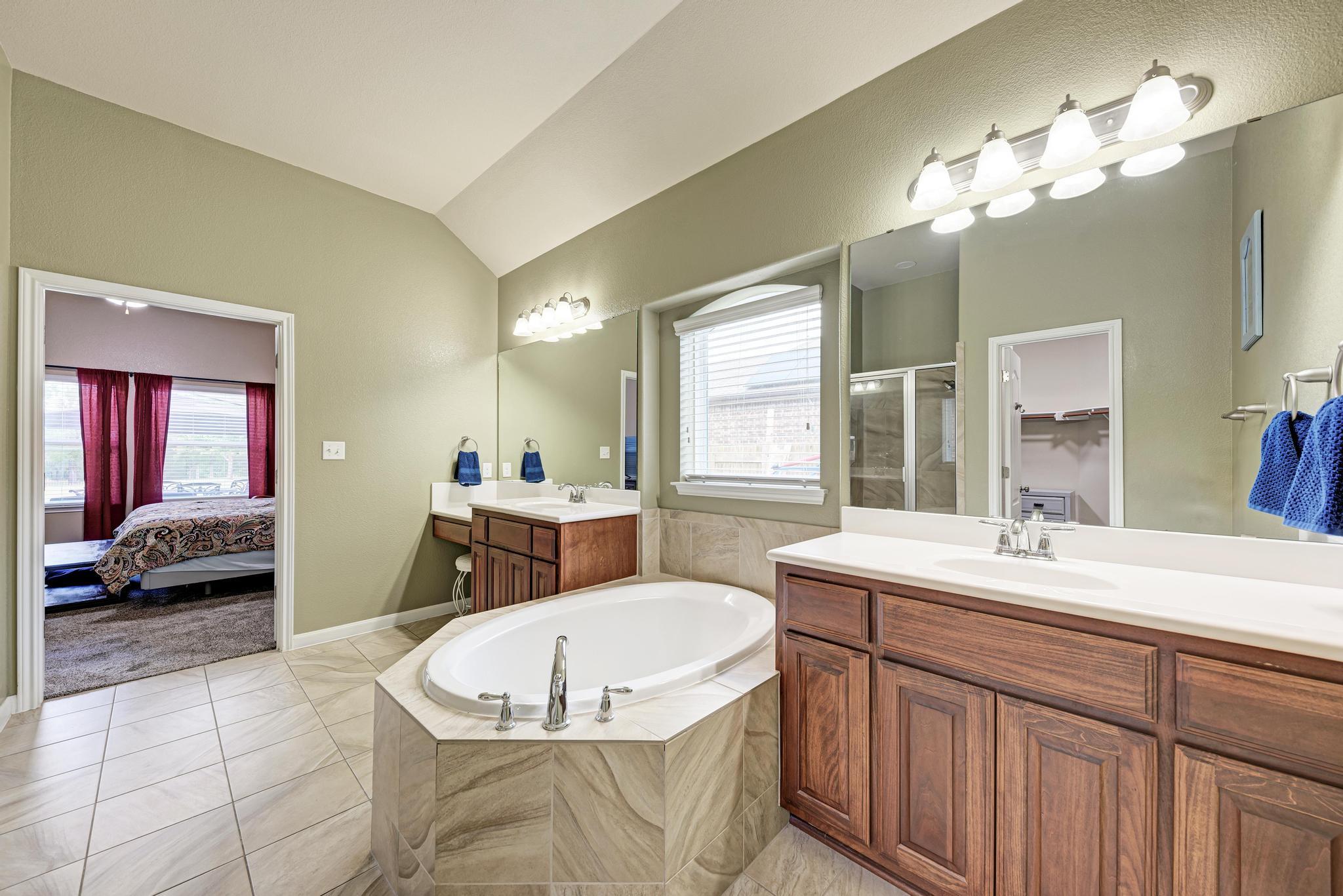 1119 Enclave Way, Hutto, TX 78634