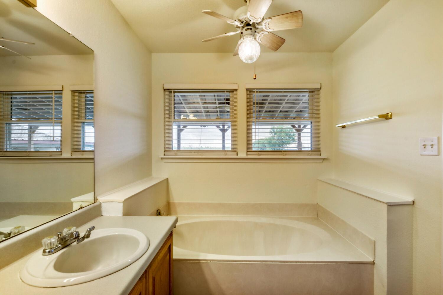 2601 Windy Ridge Rd, Taylor, TX 76574