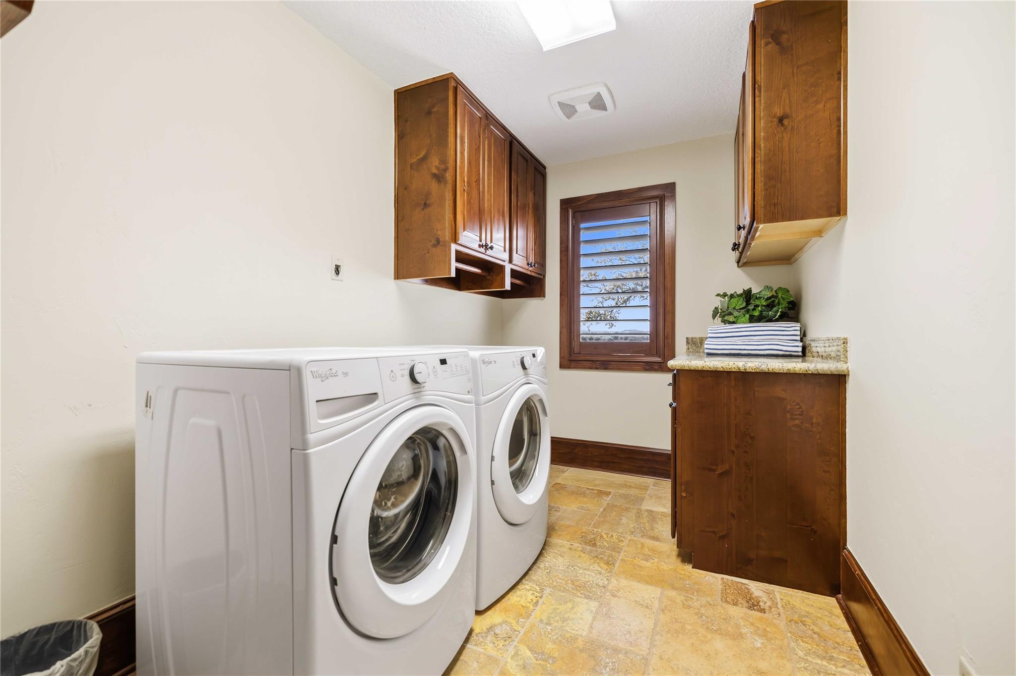 512 Harbor Dr # 7, Spicewood, TX 78669