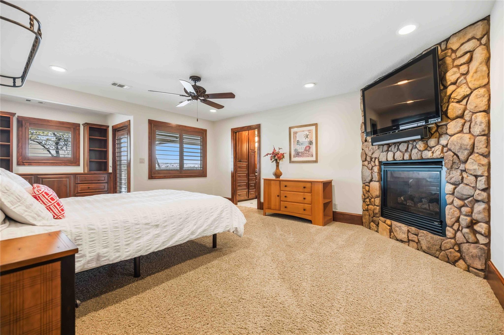 512 Harbor Dr # 7, Spicewood, TX 78669