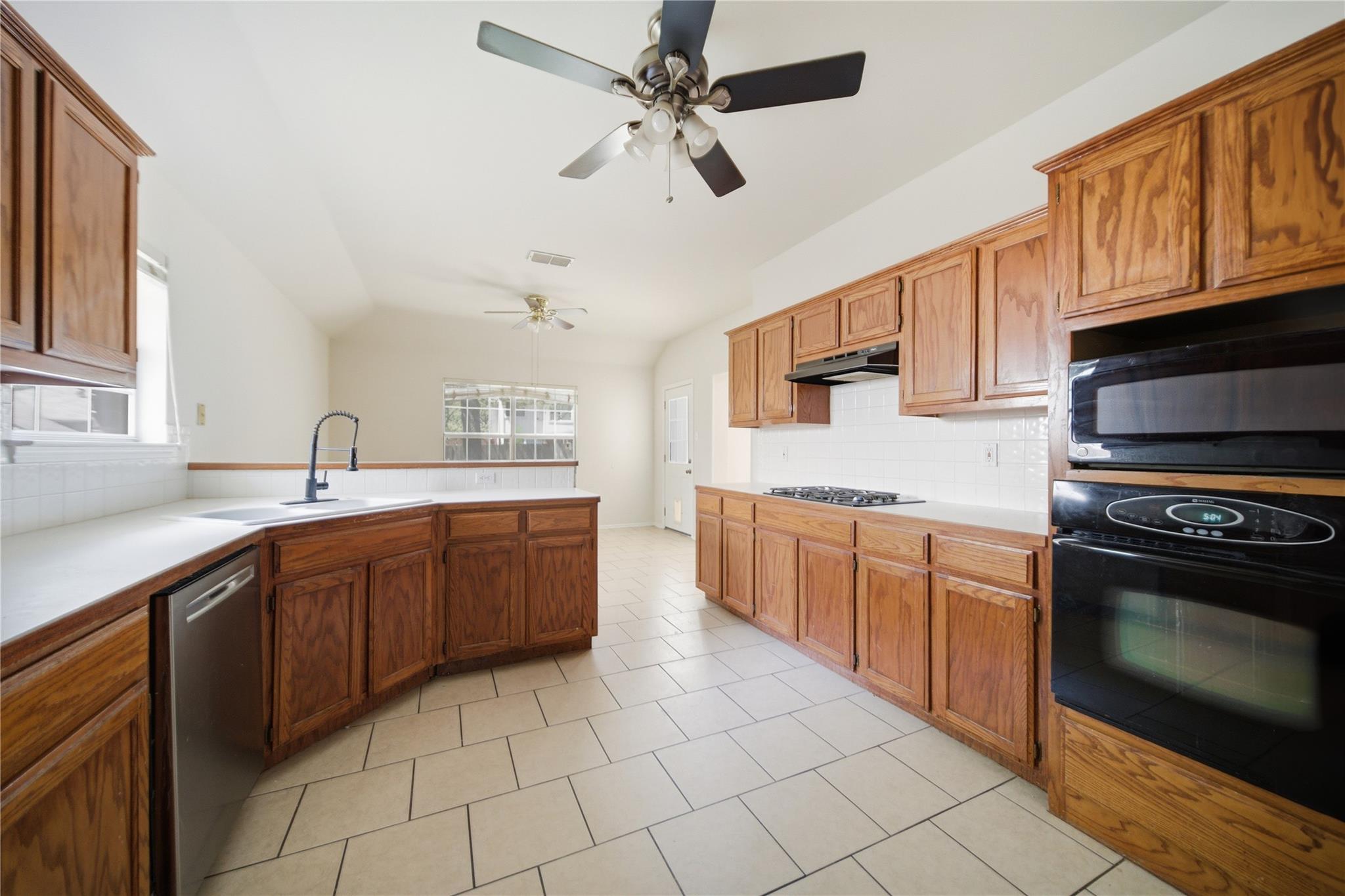 1014 Pine Creek Dr, Pflugerville, TX 78660