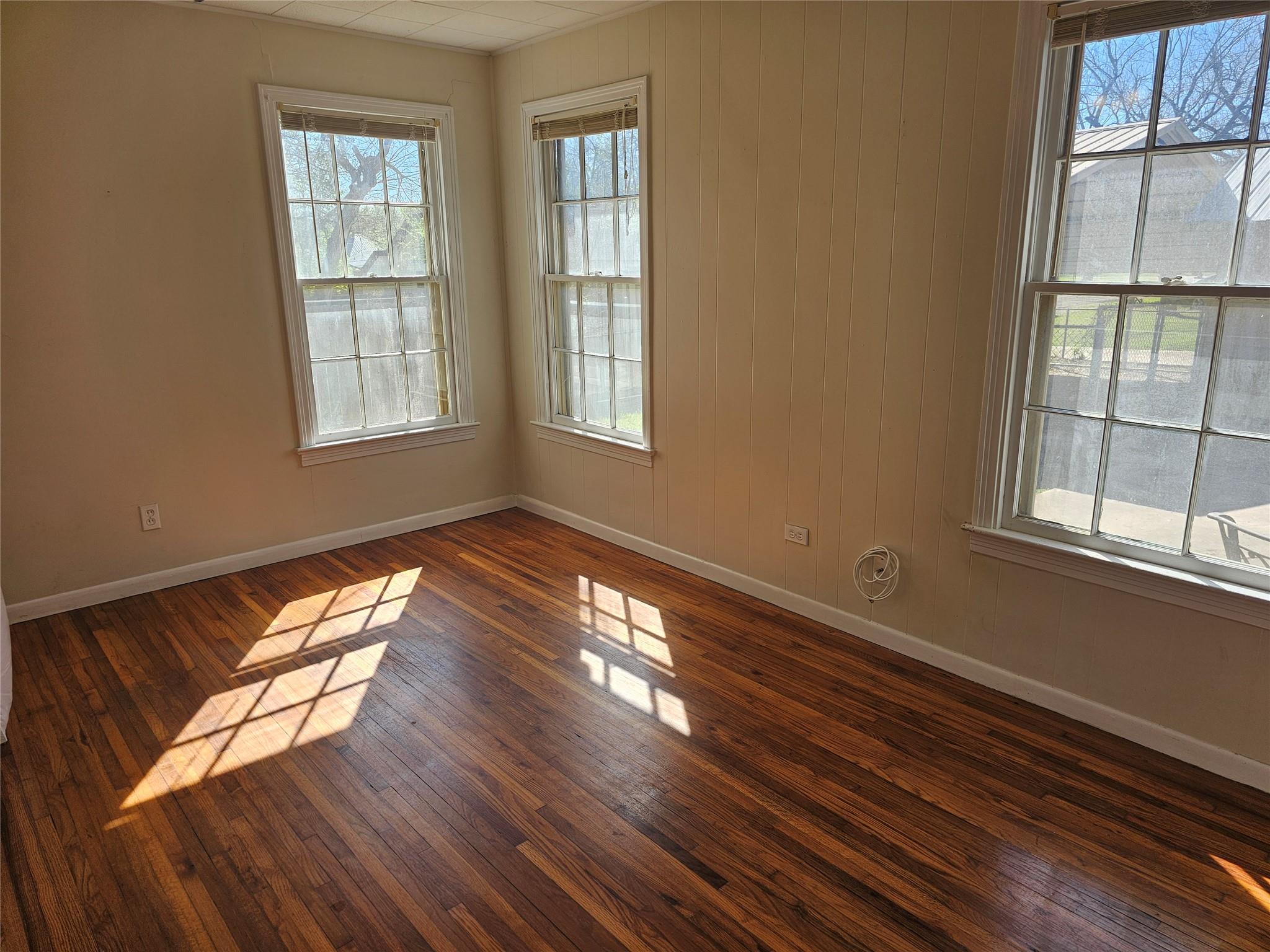 503 W 12th St, Taylor, TX 76574