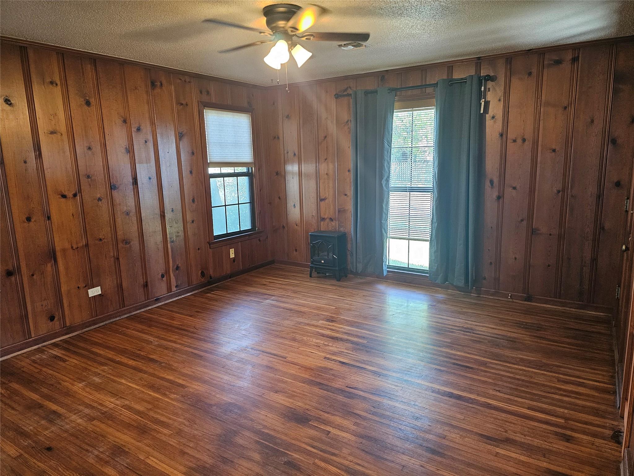 503 W 12th St, Taylor, TX 76574