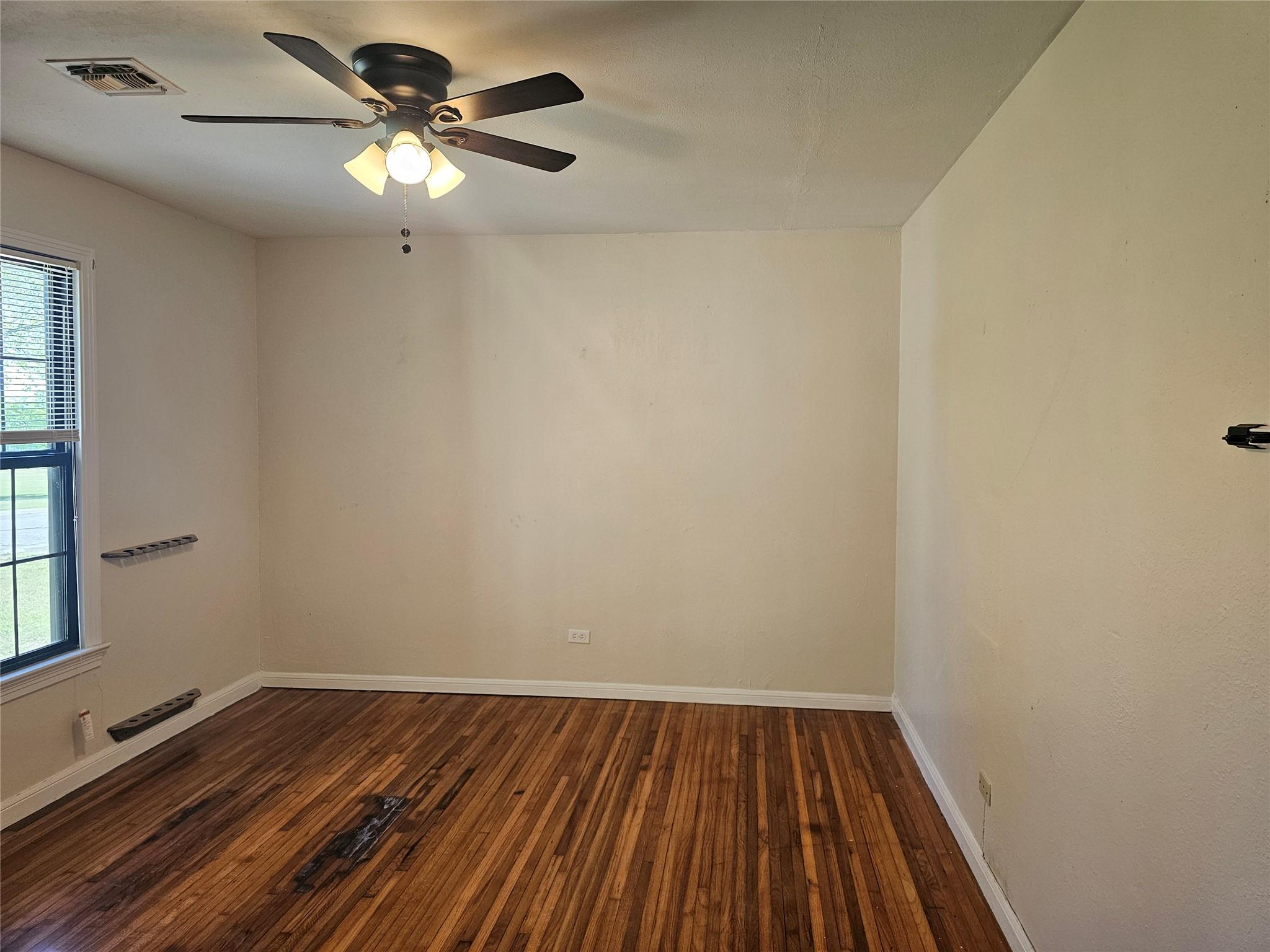 503 W 12th St, Taylor, TX 76574