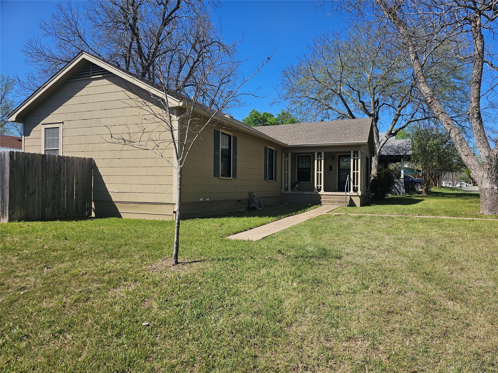 503 W 12th St, Taylor, TX 76574