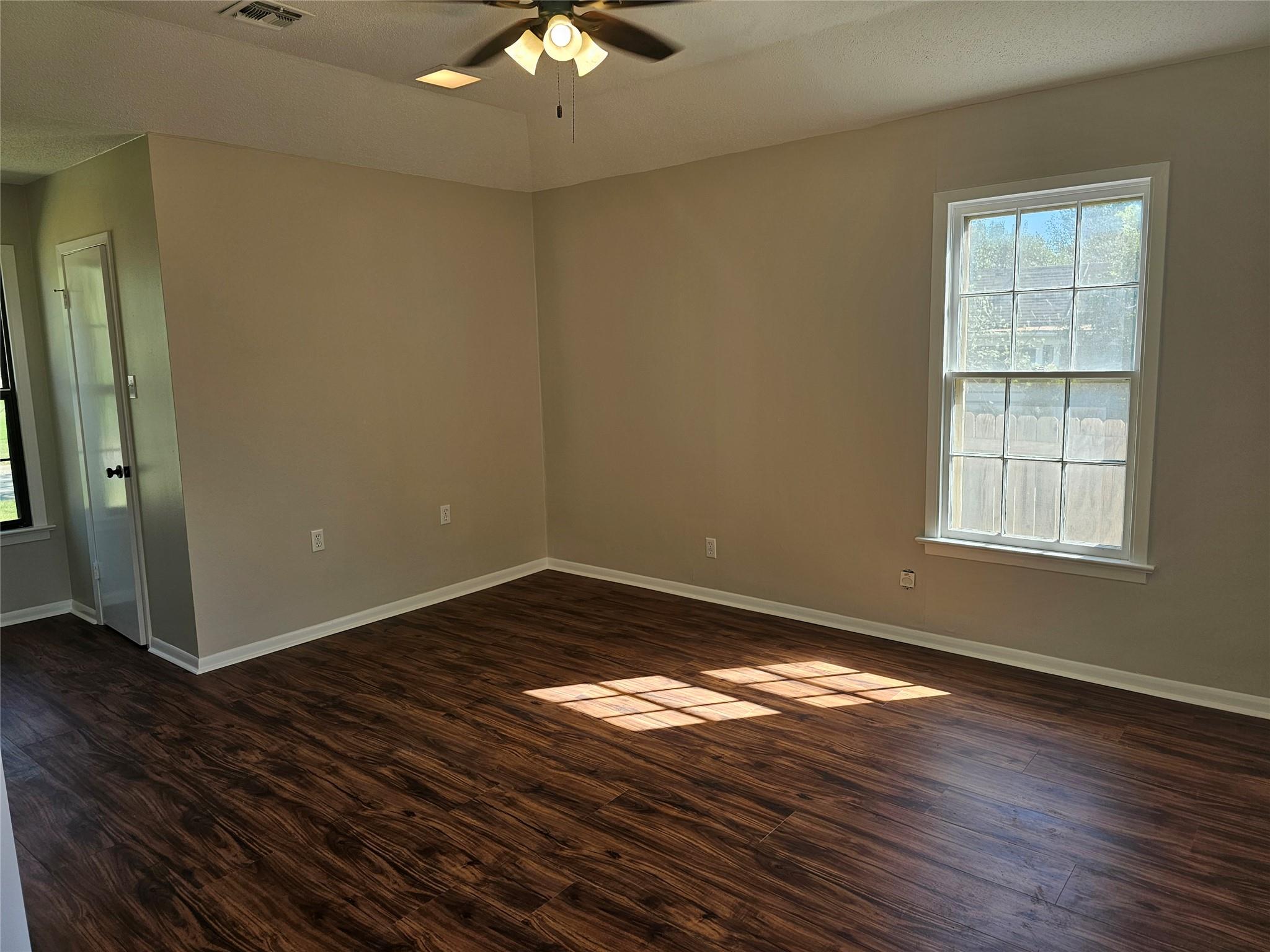 503 W 12th St, Taylor, TX 76574