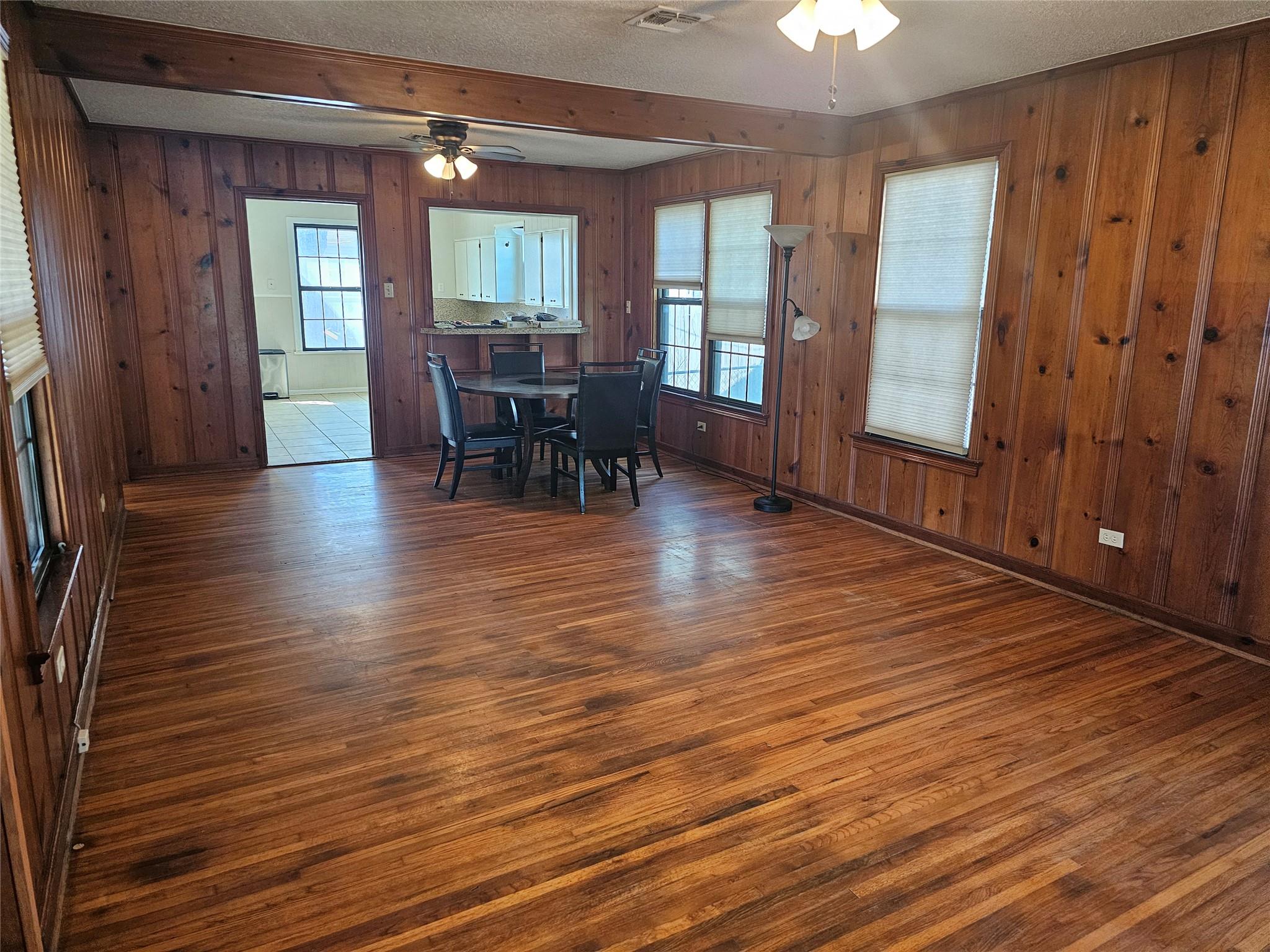 503 W 12th St, Taylor, TX 76574