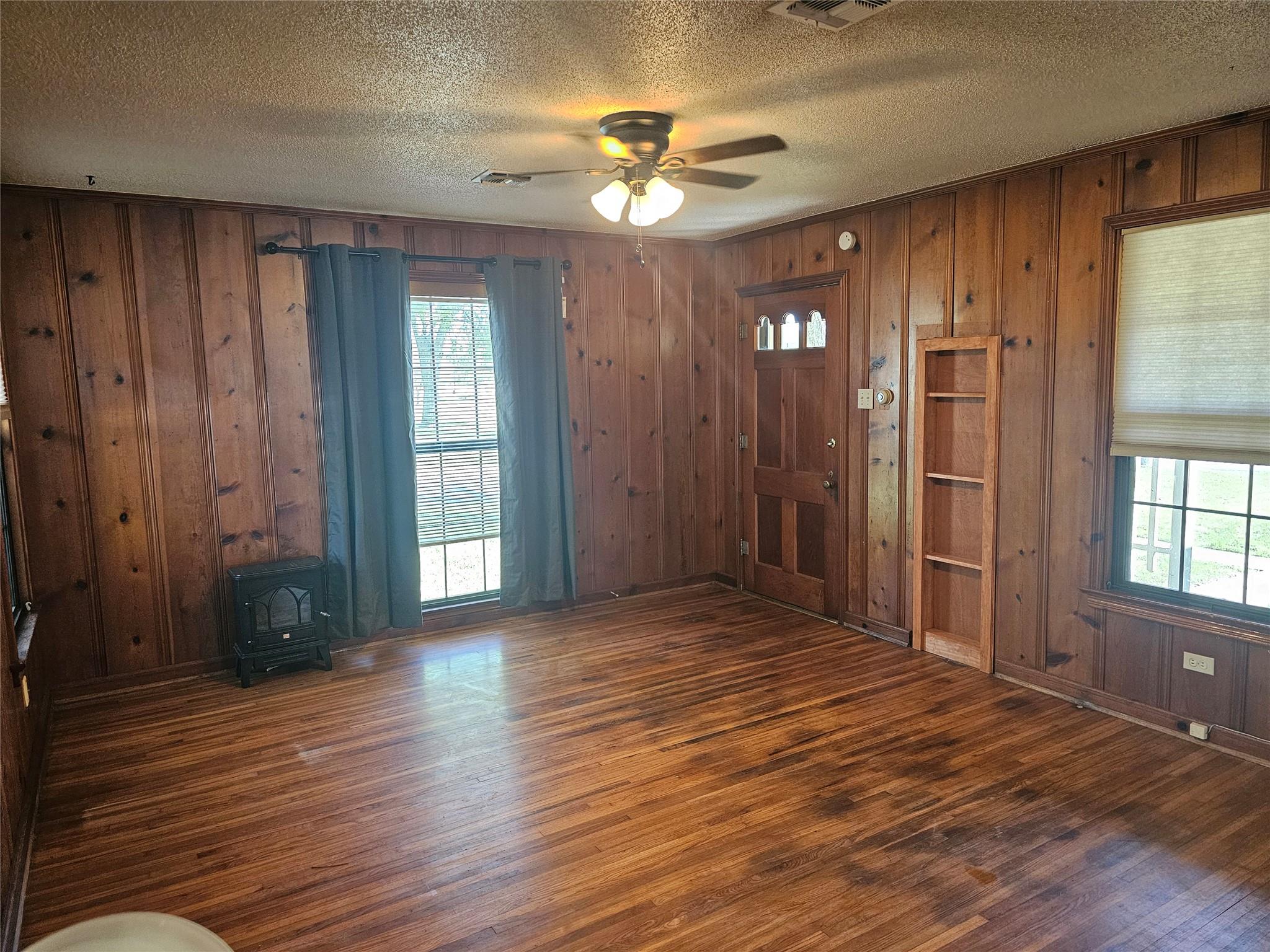 503 W 12th St, Taylor, TX 76574