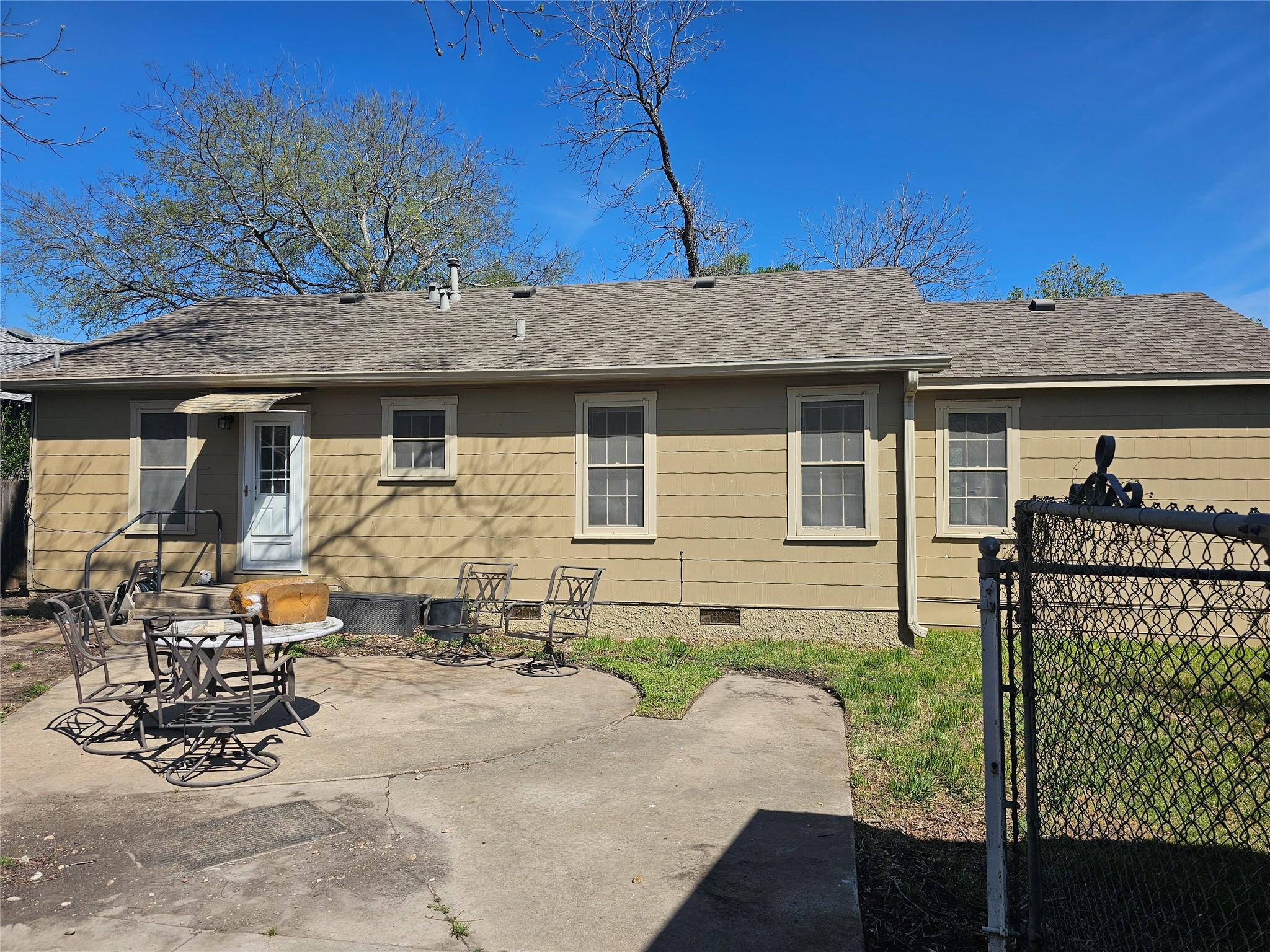503 W 12th St, Taylor, TX 76574