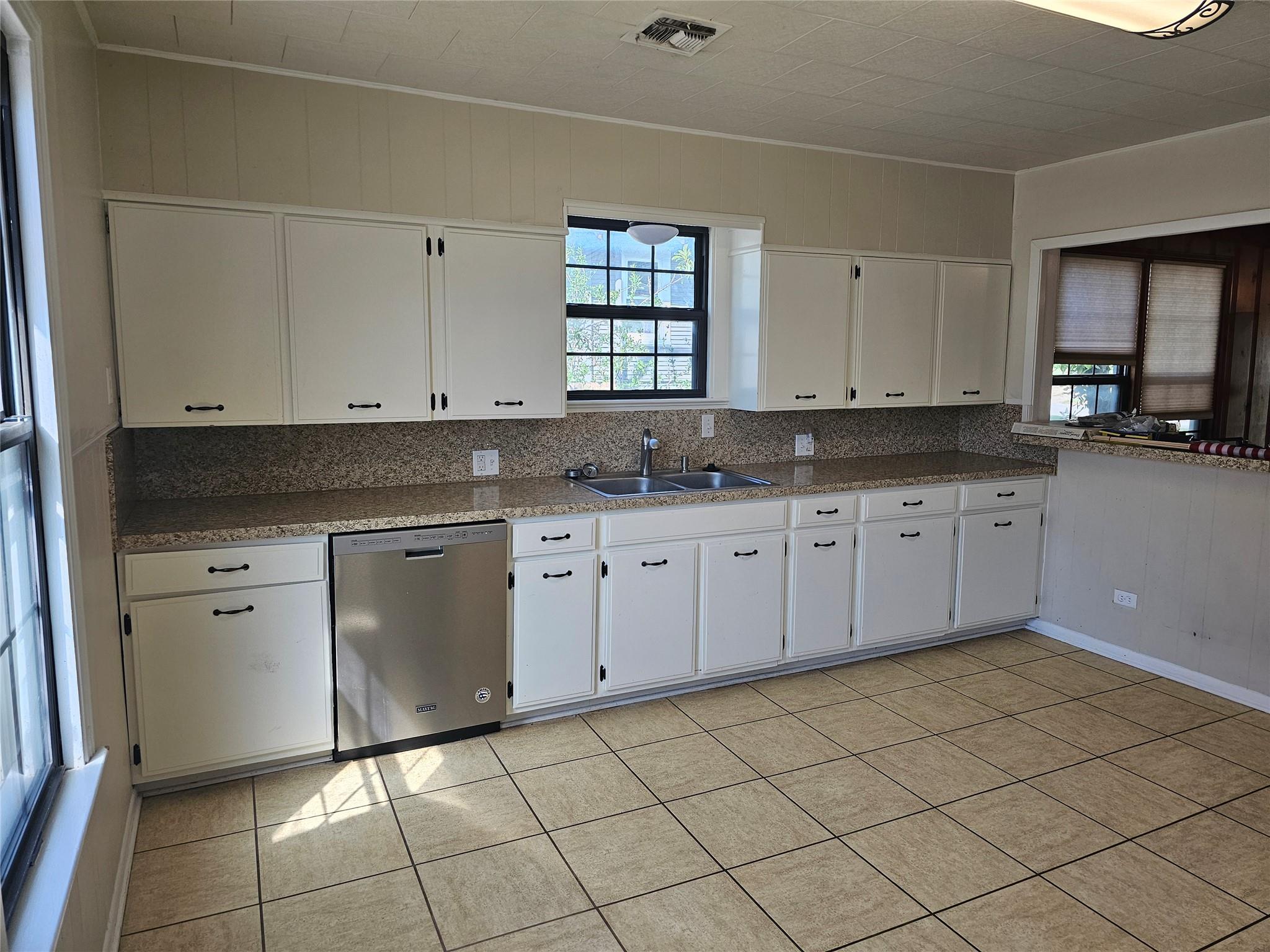 503 W 12th St, Taylor, TX 76574