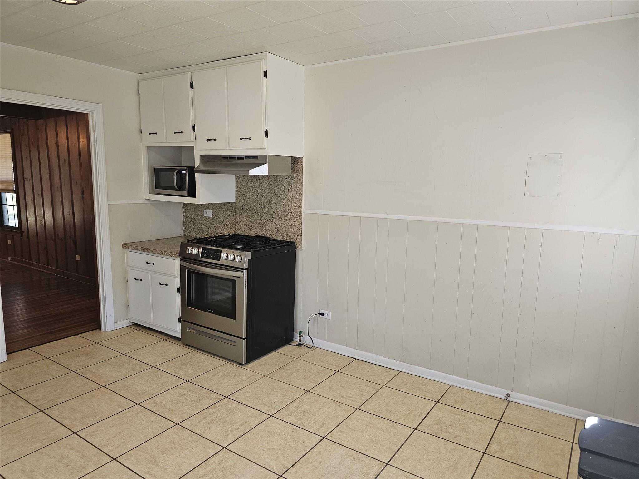 503 W 12th St, Taylor, TX 76574