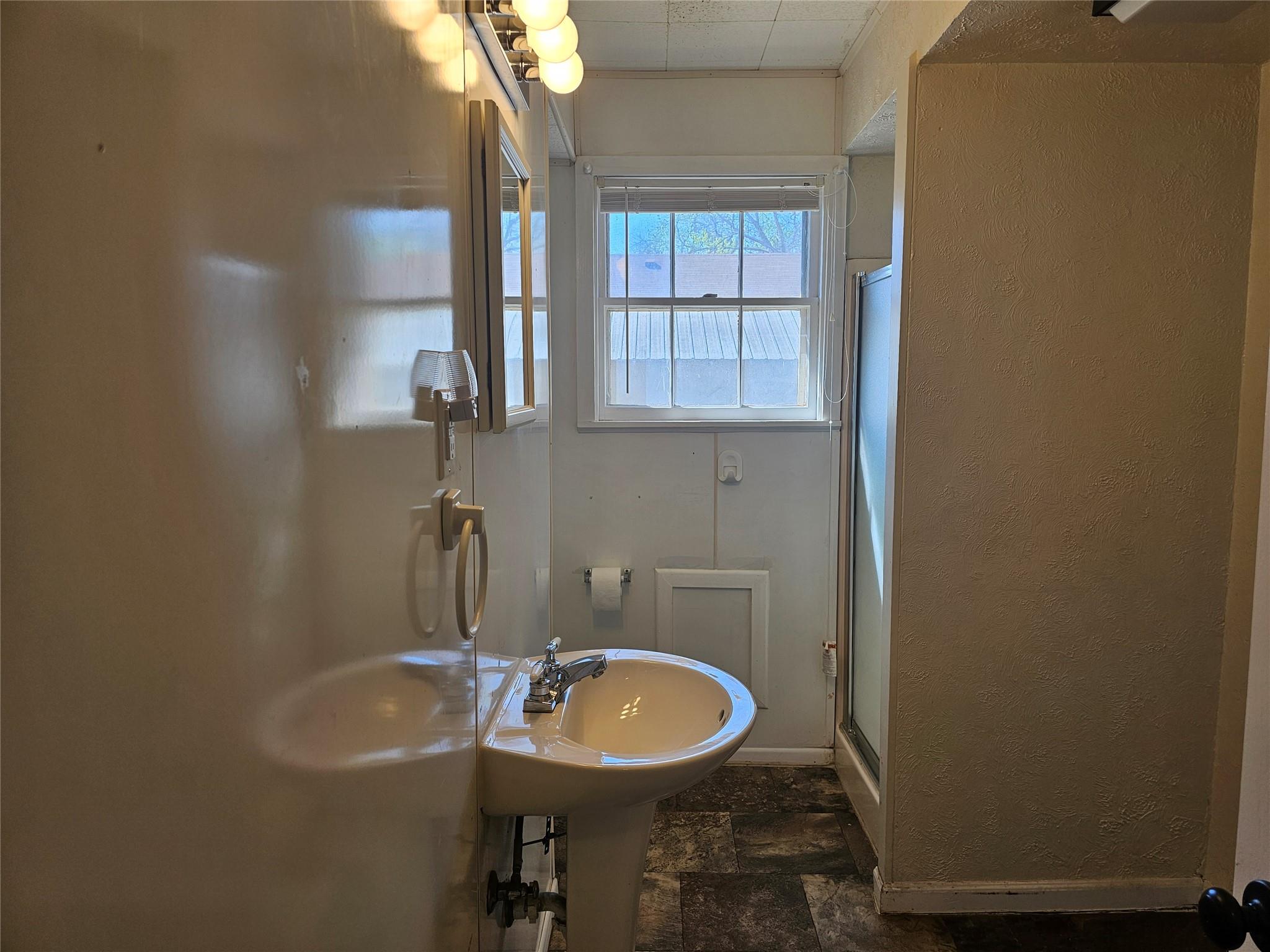 503 W 12th St, Taylor, TX 76574