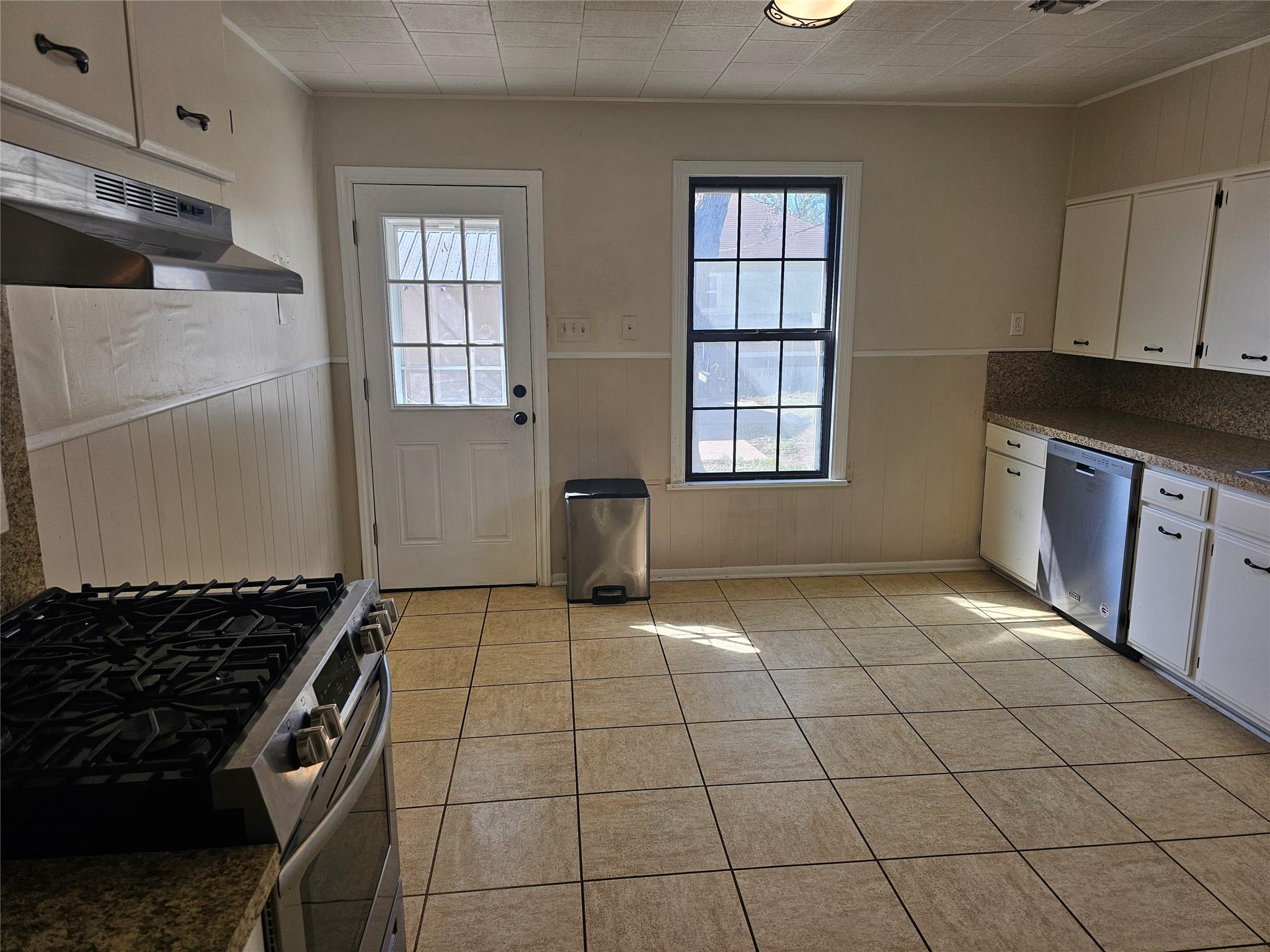 503 W 12th St, Taylor, TX 76574