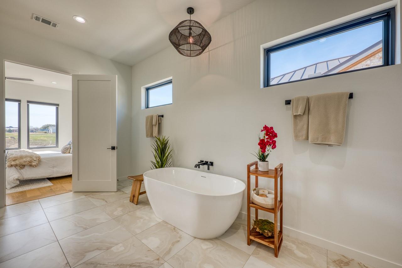 110 Clearwater Dr, Kingsland, TX 78639