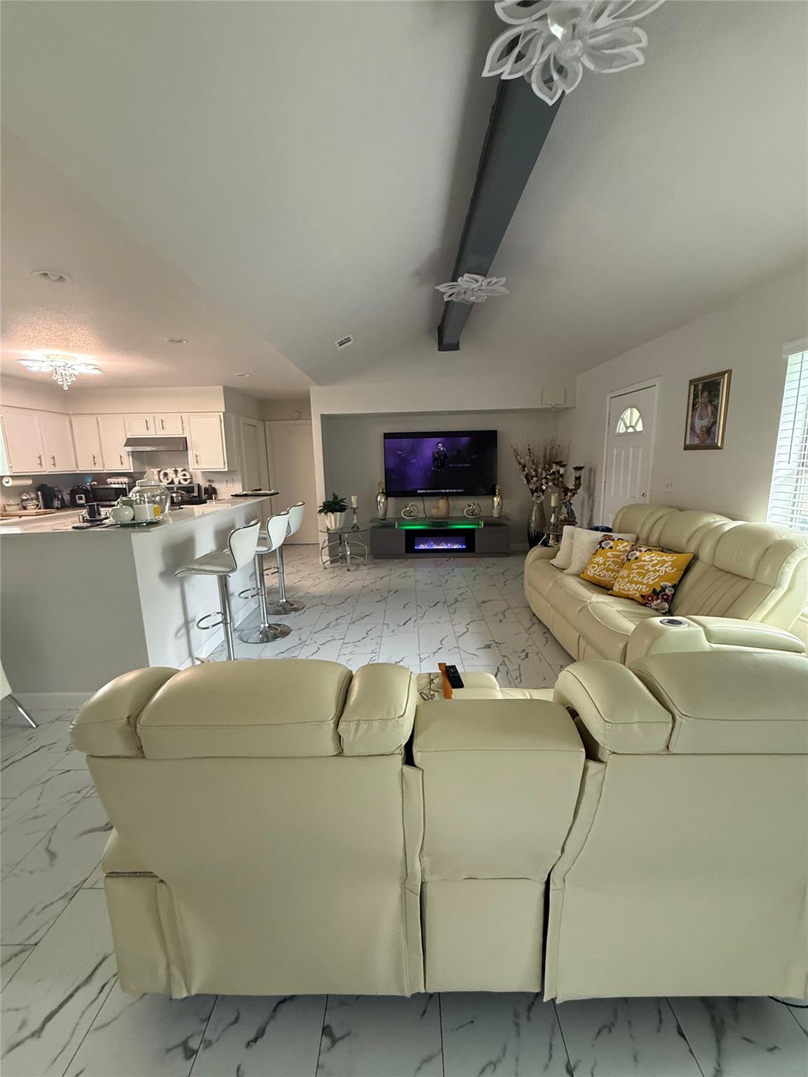 968 Red Town Rd, Elgin, TX 78621