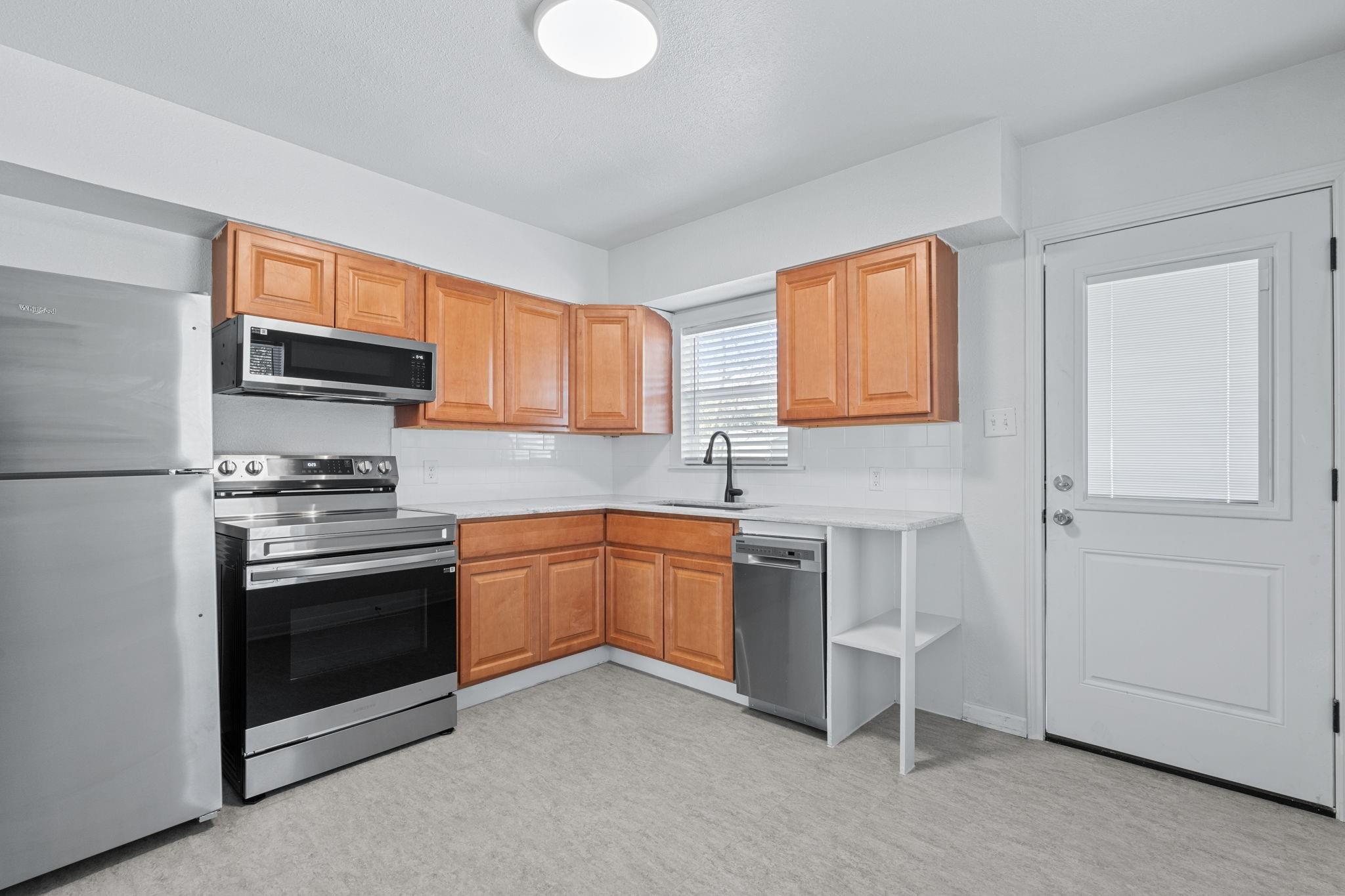 105 Riverside Dr, San Marcos, TX 78666