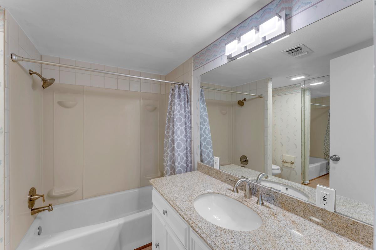 100 Semi Cir, Horseshoe Bay, TX 78657